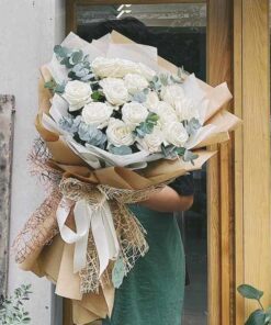 Vương vai - Bó hoa hồng trắng được bó bởi cửa hàng hoa FlowerSight