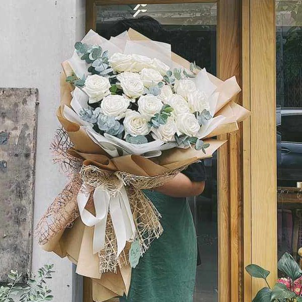 Vương vai - Bó hoa hồng trắng được bó bởi cửa hàng hoa FlowerSight