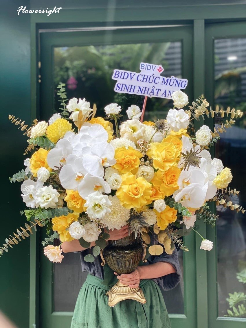 Lẵng hoa lan hồ điệp vàng trắng