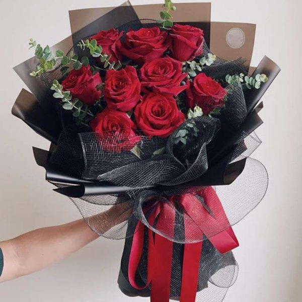 Bó hoa hồng đỏ rực rỡ