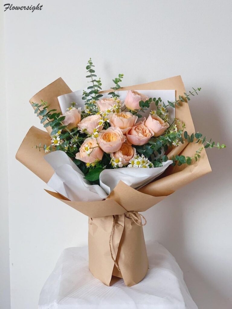 Tặng mẹ một bó hoa hồng, để nhắc nhở rằng mẹ luôn là người đẹp nhất trong lòng con! 