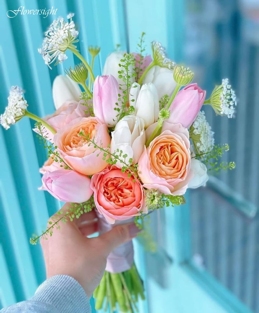 Bó hoa cưới cầm tay tulip kết hợp với các loại hoa khác giúp cô dâu thêm hoàn hảo trong ngày cưới