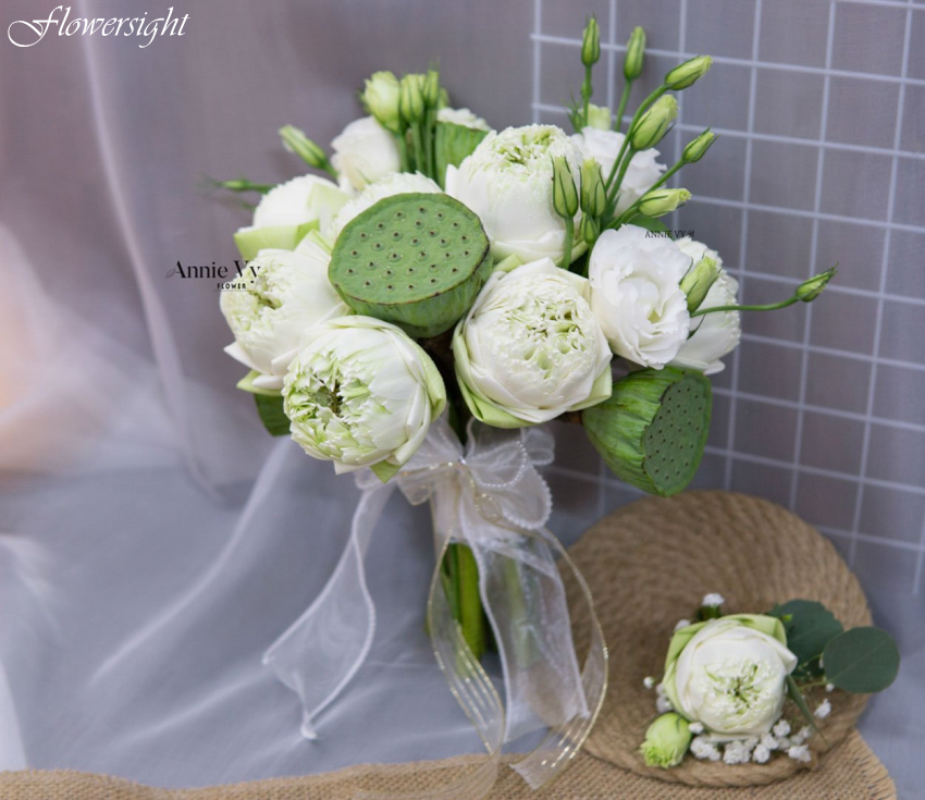 bó hoa cưới sen trắng kết hợp với các loài hoa khác