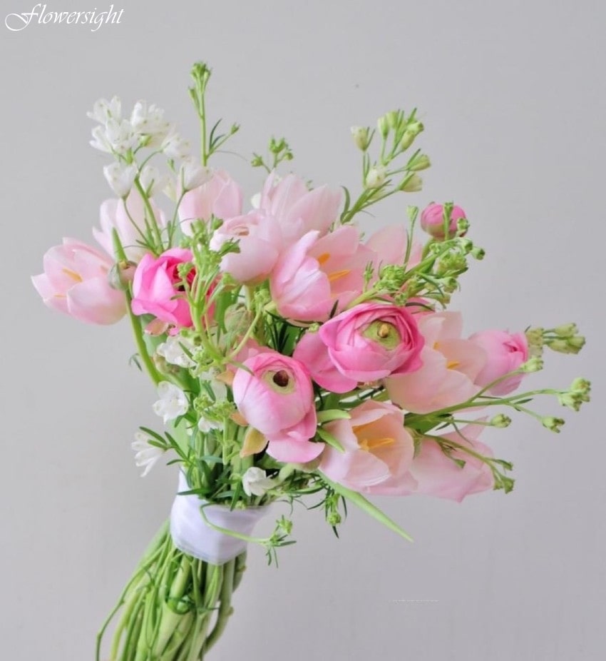 Bó hoa tulip cầm tay cô dâu kết hợp nhiều loại hoa giúp tạo điểm nhấn