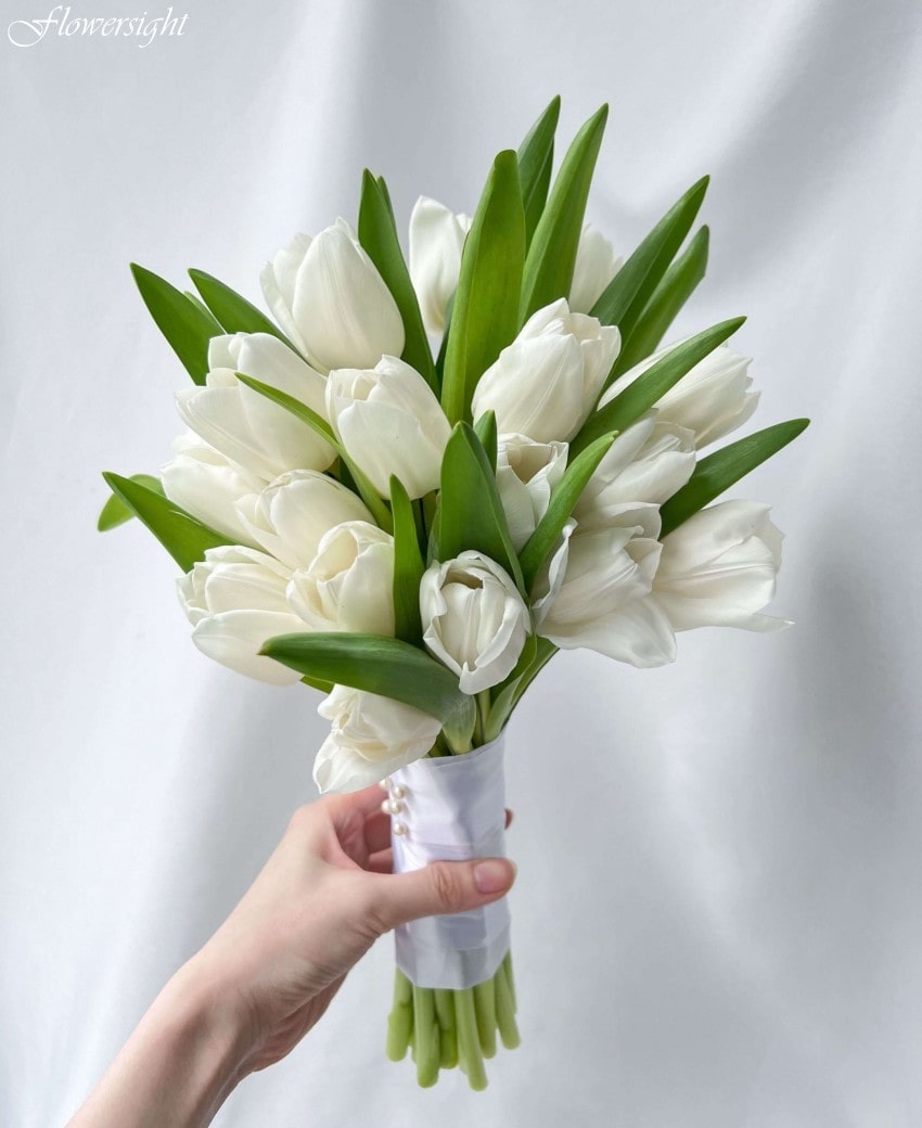 Bó hoa cầm tay từ tulip trắng tinh khôi