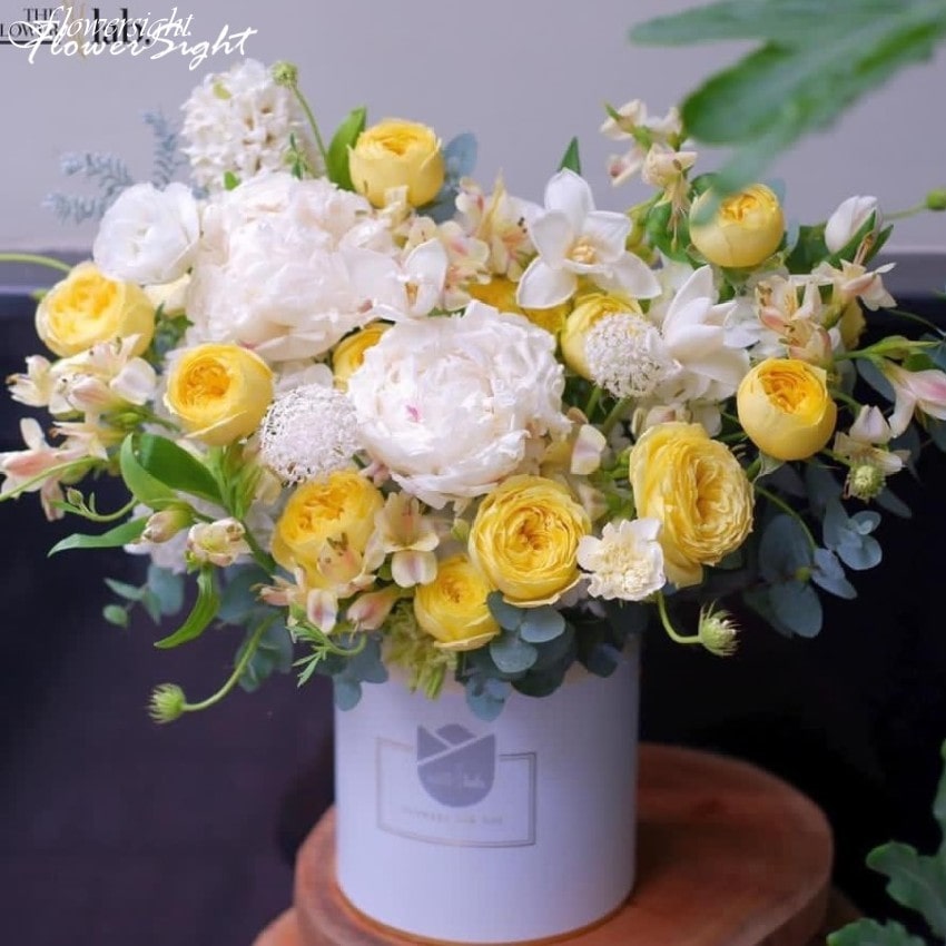 Lẵng hoa mẫu đơn và hồng vàng