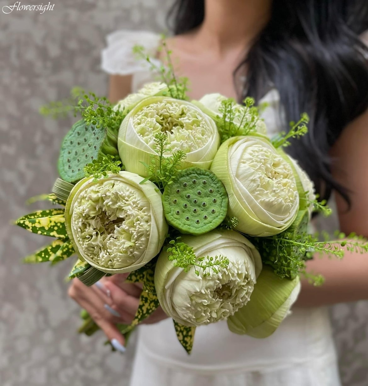 Bó hoa sen cầm tay cô dâu