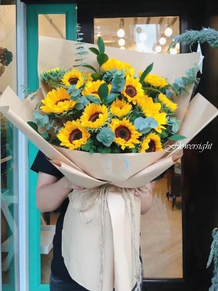 Bó hoa hướng dương chúc mừng mẹ tròn con vuông tại FlowerSight