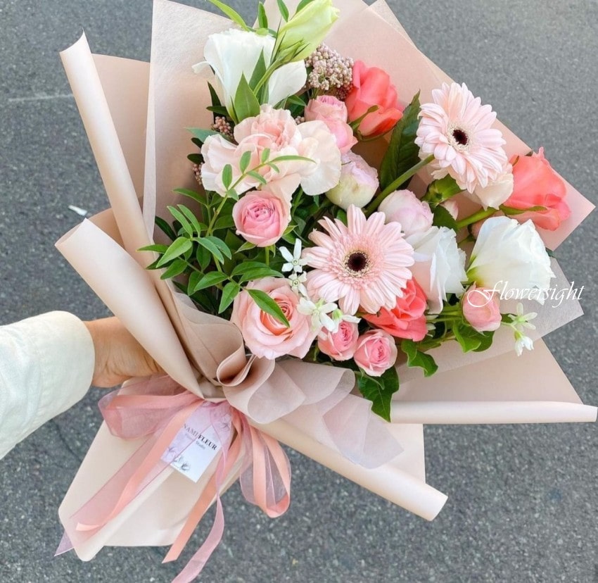 Bó hoa nhẹ nhàng, lãng mạn được mix từ những loài hoa mang ý nghĩa chân thành nhất