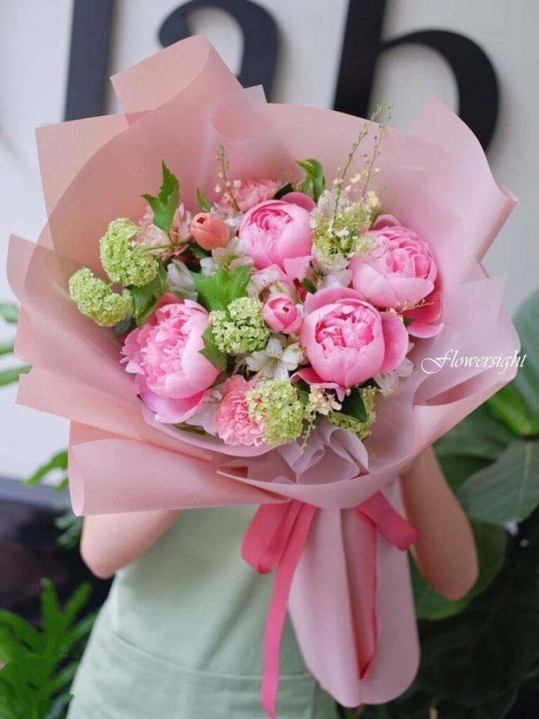 Nên chọn hoa chúc mừng em bé có màu sắc tươi sáng