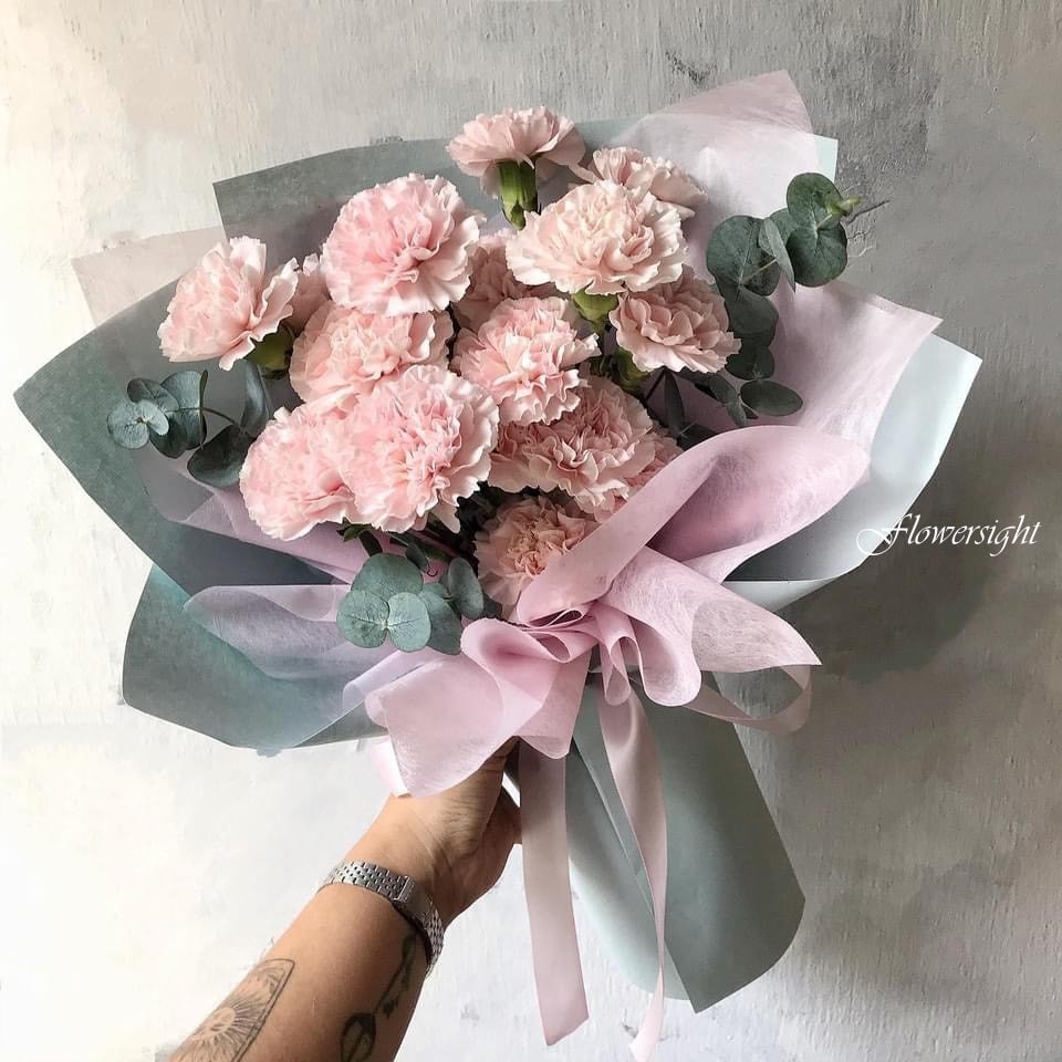 Những bó hoa kèm lời chúc tại FlowerSight là món quà tuyệt vời để chúc mừng mẹ tròn con vuông