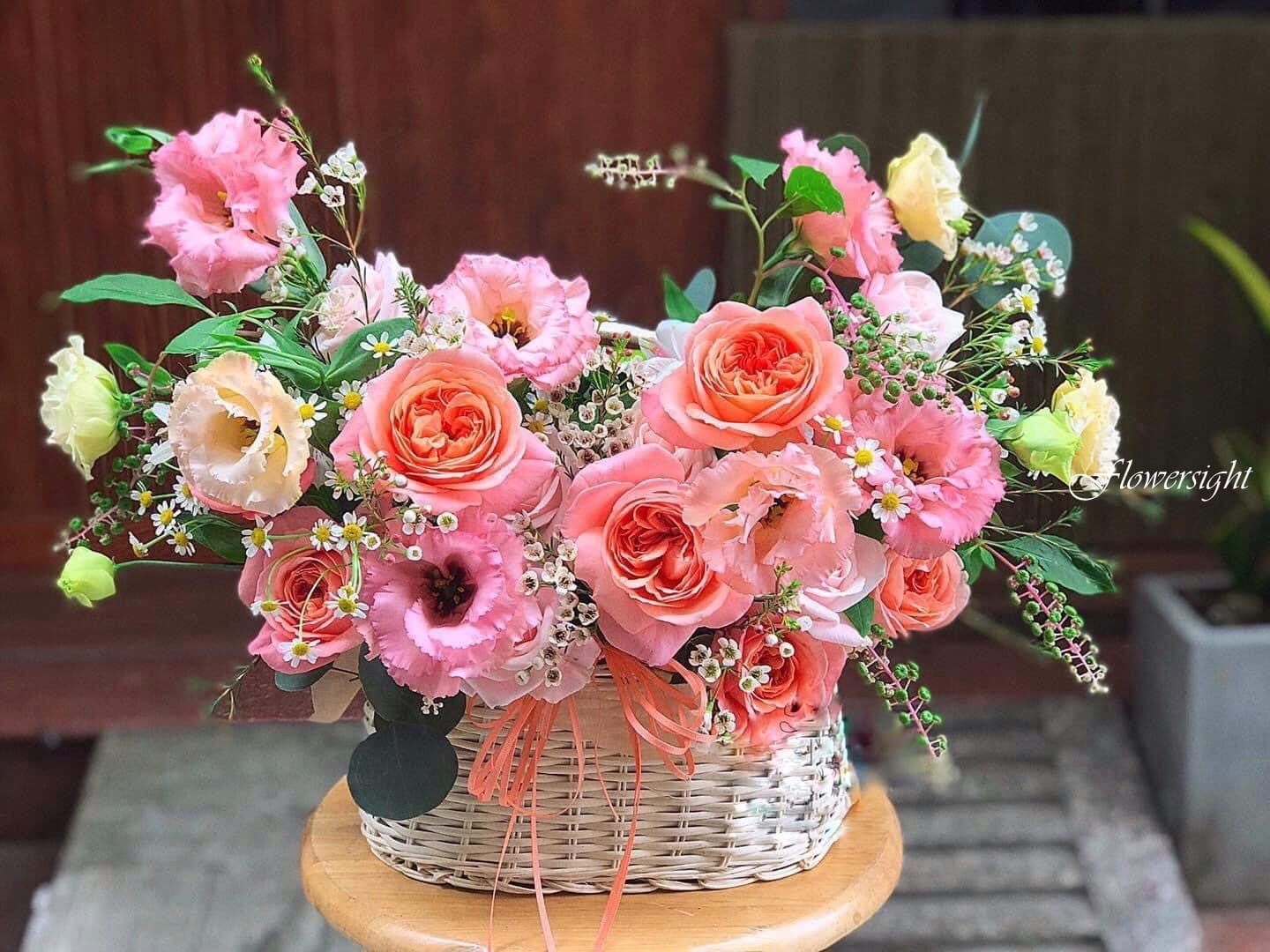 Giỏ hoa tươi màu hồng tên nụ tầm xuân