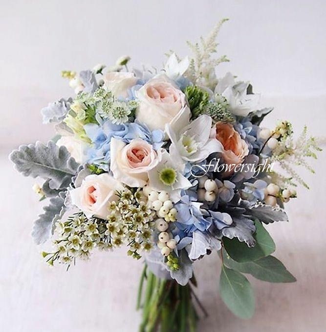 hoa cưới cầm tay cô dâu Romantic