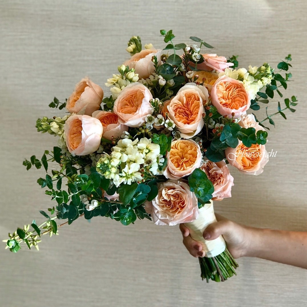 hoa cưới cầm tay cô dâu Rhymastic