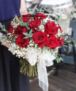 bó hoa cầm tay cô dâu hồng đỏ Vườn tình yêu