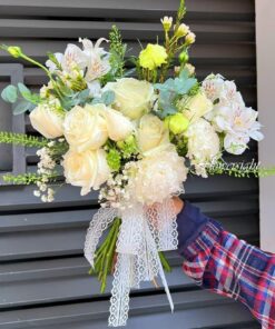 hoa cưới cầm tay cô dâu Ngày Đầu Tiên
