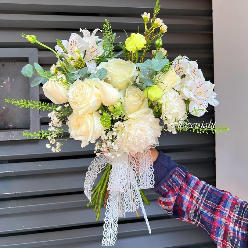 Hoa cưới cầm tay Ngày đầu tiên