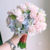 Hoa cưới cầm tay cô dâu Sánh vai
