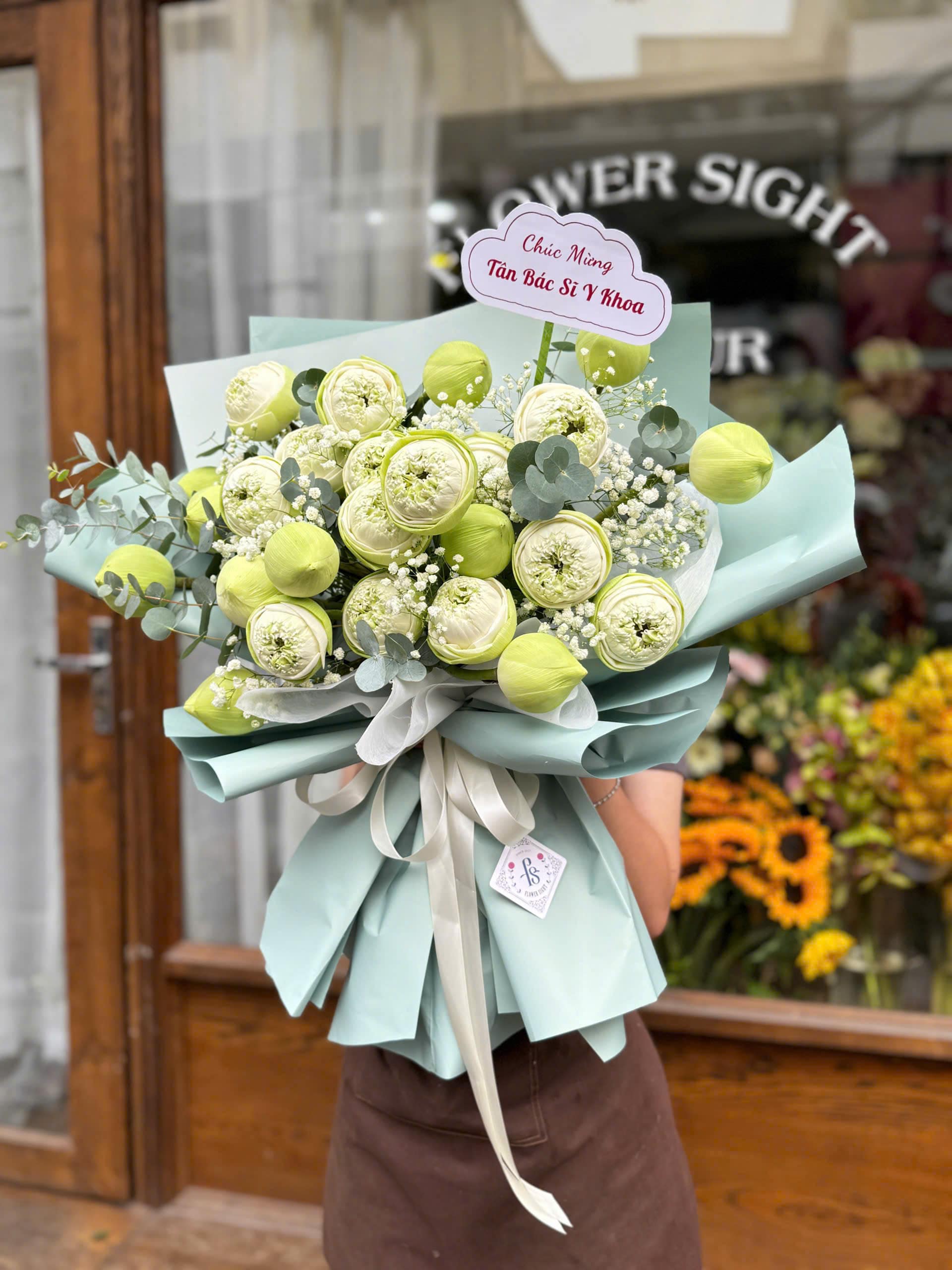 Bó hoa sen được thực hiện tại Flowersight