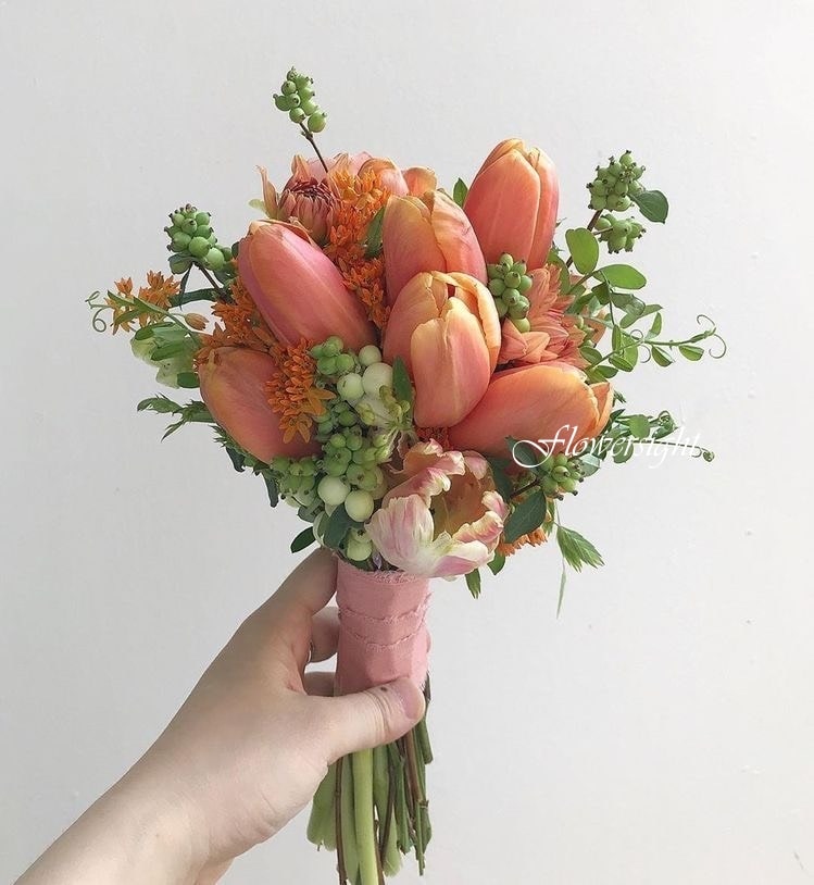 hoa cưới cô dâu tulip Tình yêu chân thành