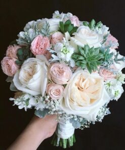 hoa cầm tay cô dâu Marry me