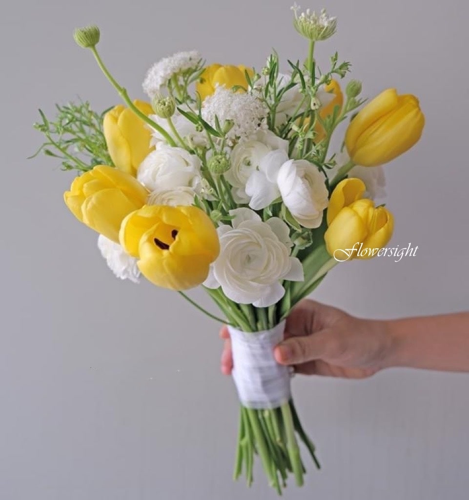 hoa cưới cầm tay cô dâu Mini tulip màu vàng