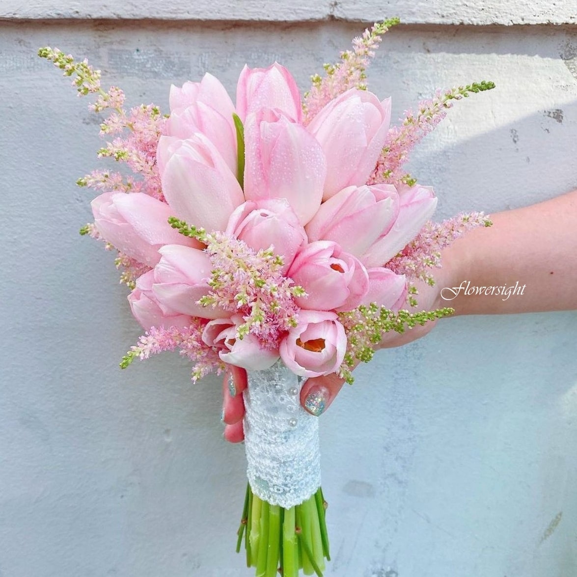 hoa cưới cầm tay tulip hồng sự ngọt ngào