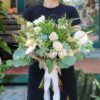 hoa cưới cầm tay cô dâu Sự tự nhiên