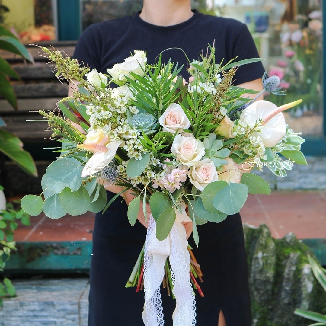 hoa cưới cầm tay cô dâu Sự tự nhiên