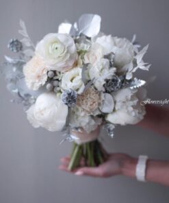 hoa cưới cầm tay cô dâu môi xinh