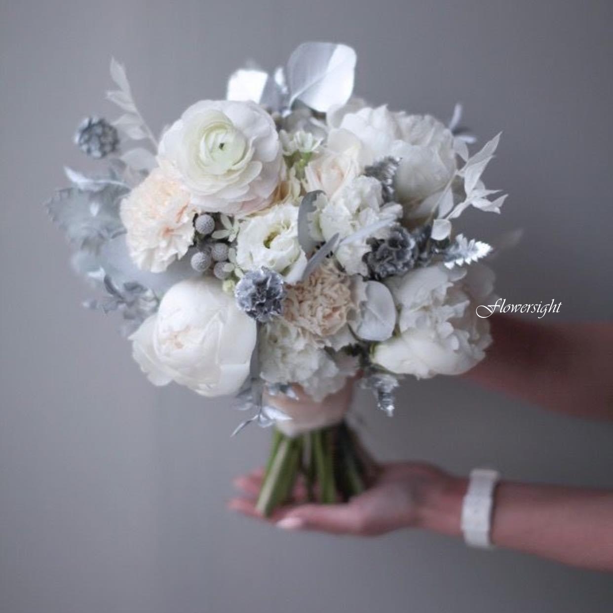 hoa cưới cầm tay cô dâu môi xinh