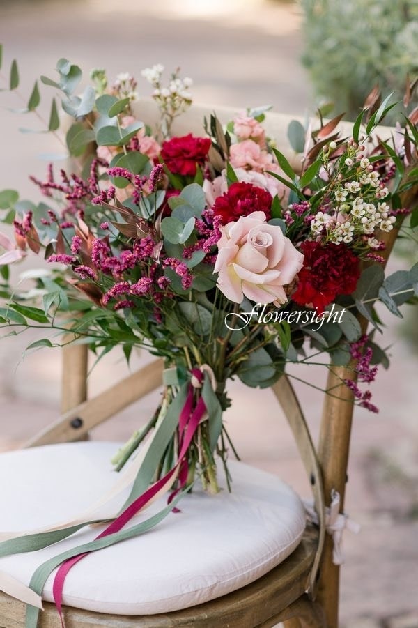 hoa cưới cầm tay Cầu vồng tình yêu