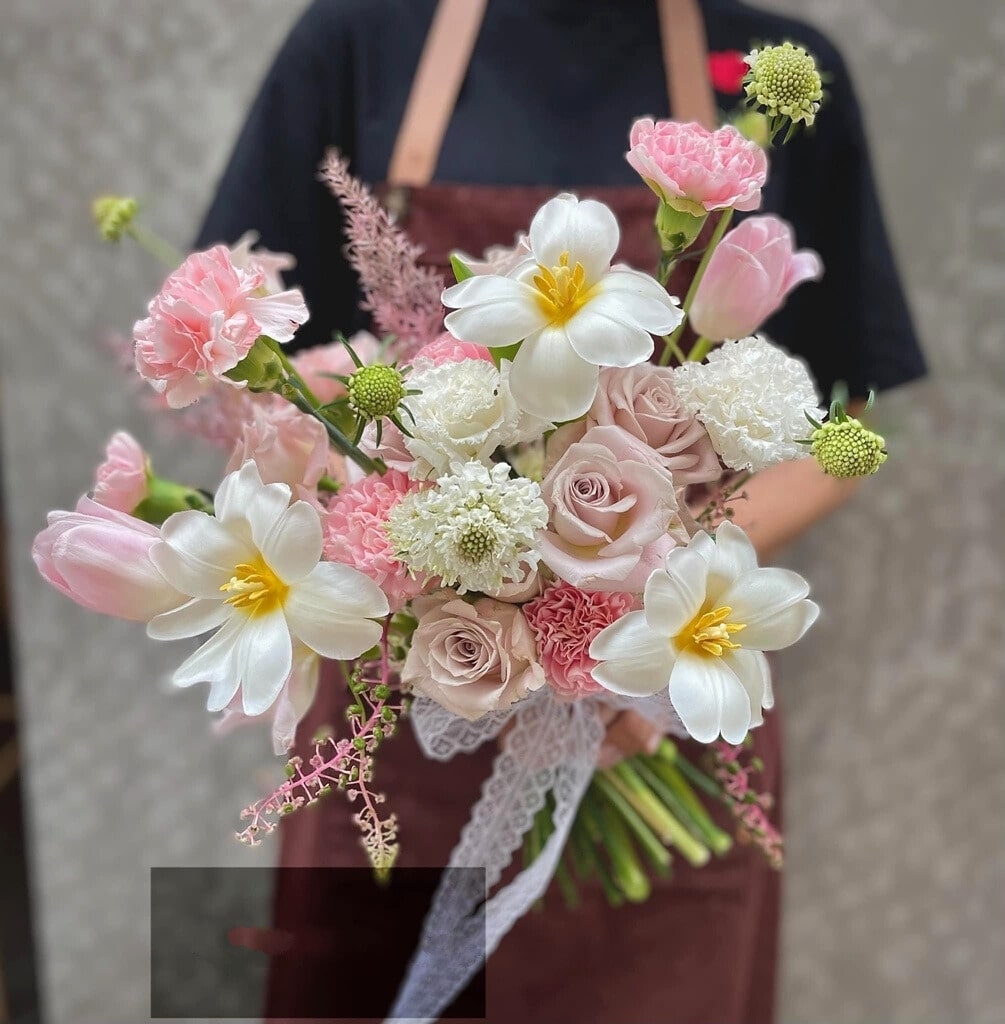 hoa cưới cầm tay chân tình