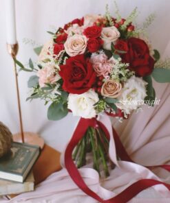 hoa cười cầm tay cô dâu Hạnh phúc vô bờ