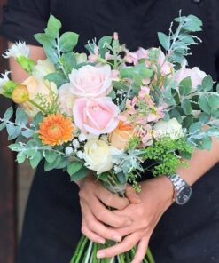 Hoa cầm tay cô dâu ngày mới