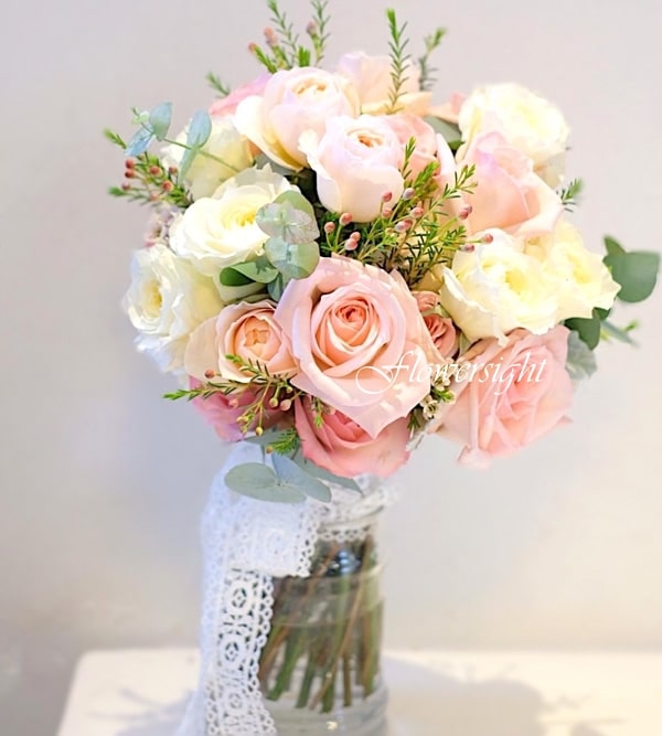 bó hoa cầm tay cô dâu từ hoa hồng kem và hoa hồng trắng