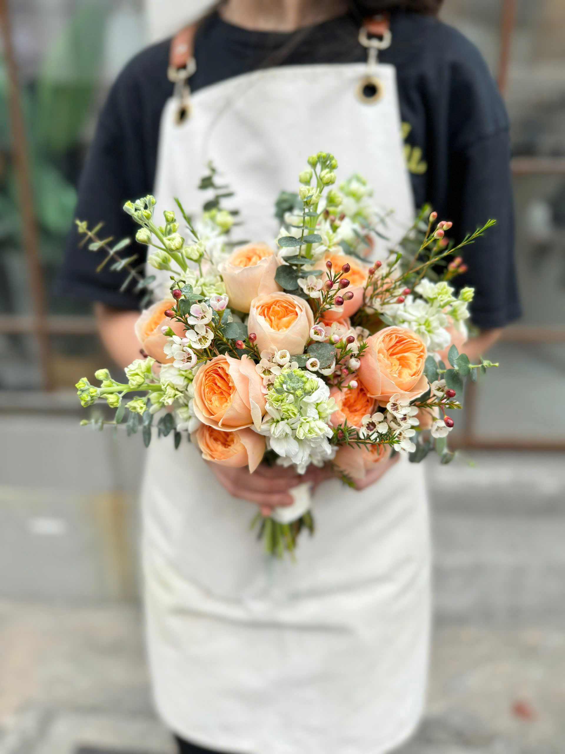 Hoa cưới cầm tay hoa hồng