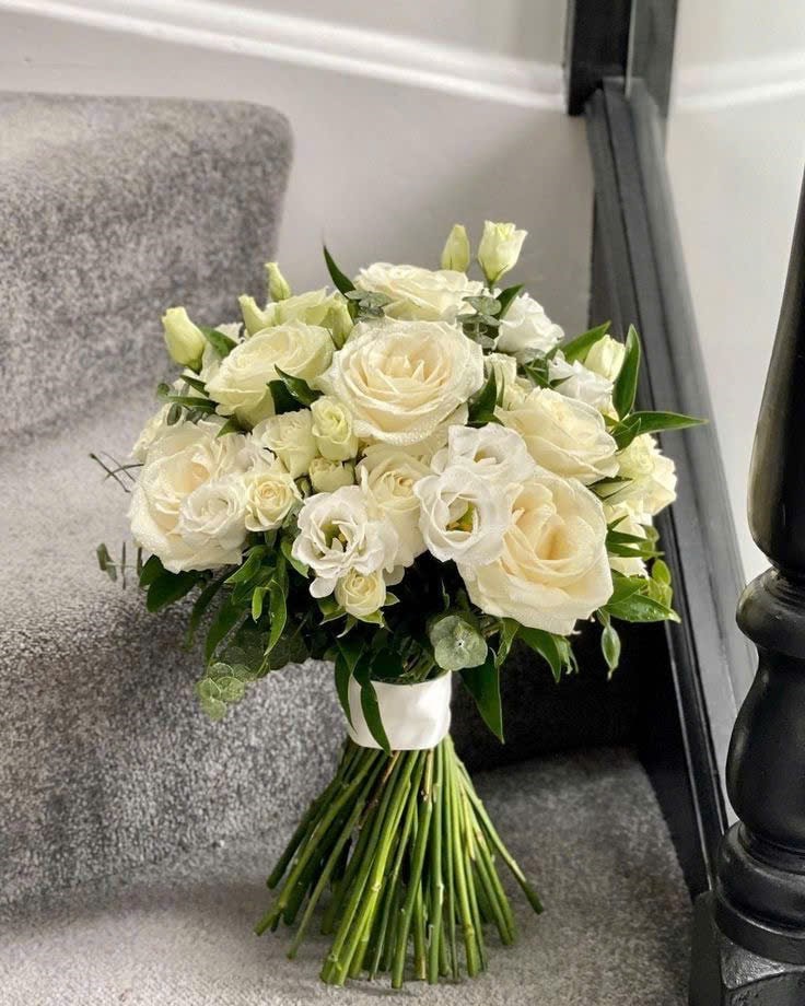 Bó hoa cưới cầm tay hoa hồng trắng