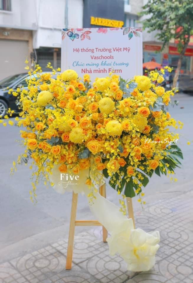 Kệ hoa khai trương hồng vàng