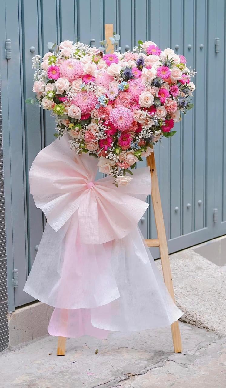 Kệ hoa khai trương màu hồng