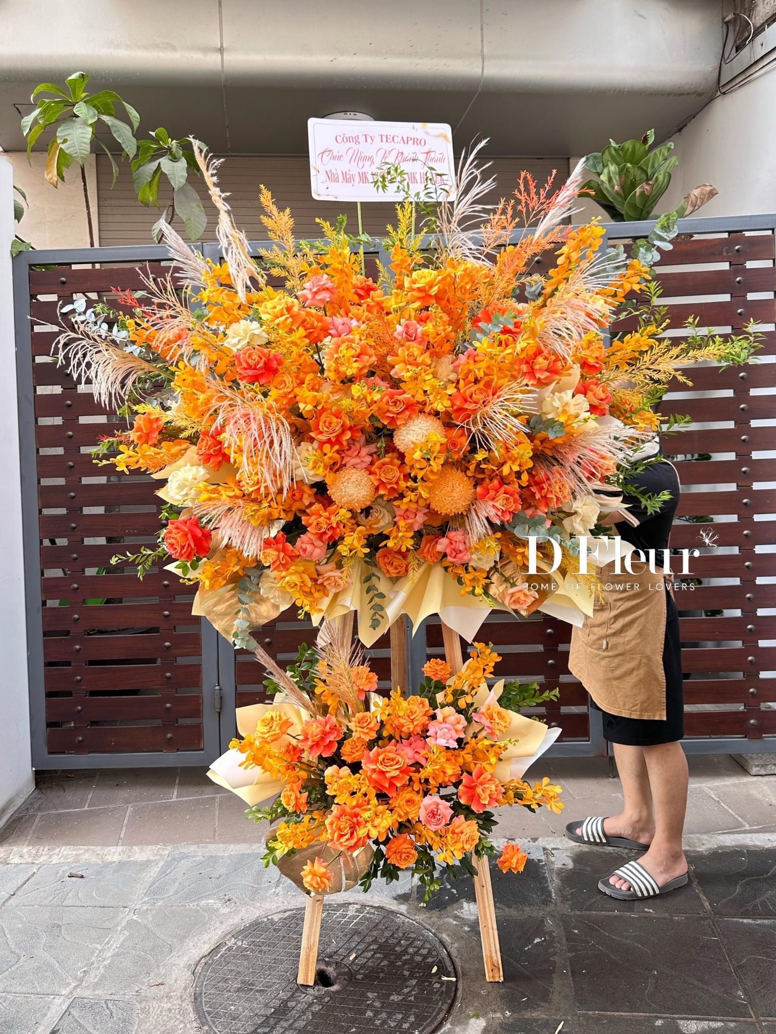 Kệ hoa mừng khởi công màu cam