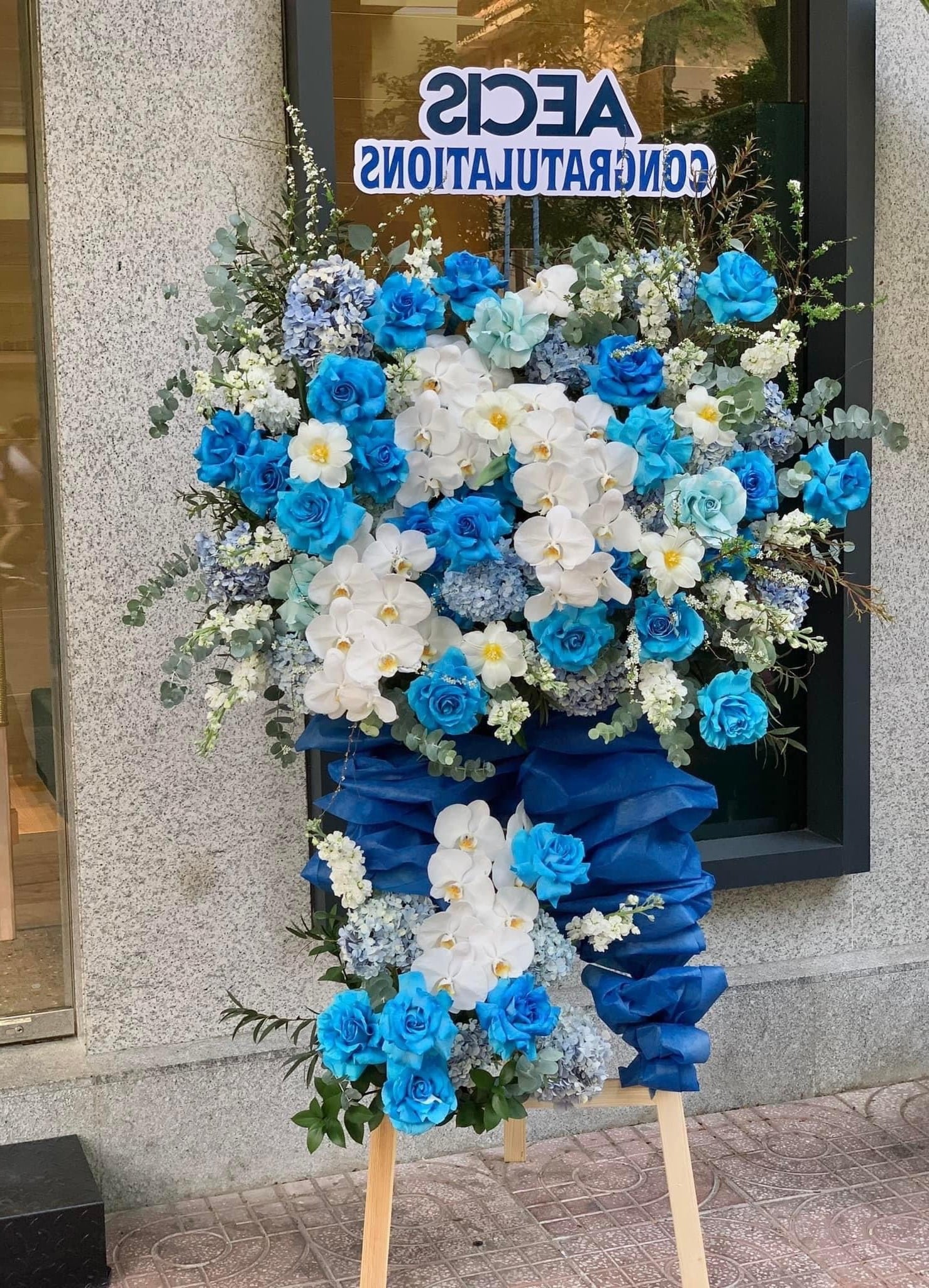 Kệ hoa tone màu xanh dương