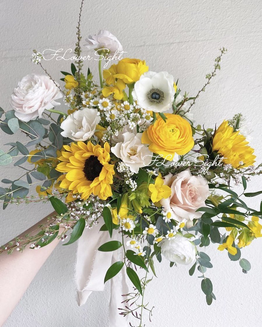 Bó hoa cưới cát tường kết hợp cùng hoa hướng dương
