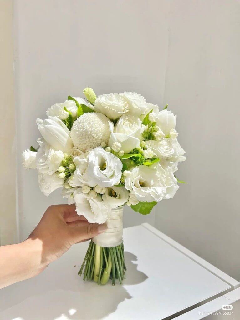 Hình ảnh bó hoa cưới cầm tay cát tường trắng