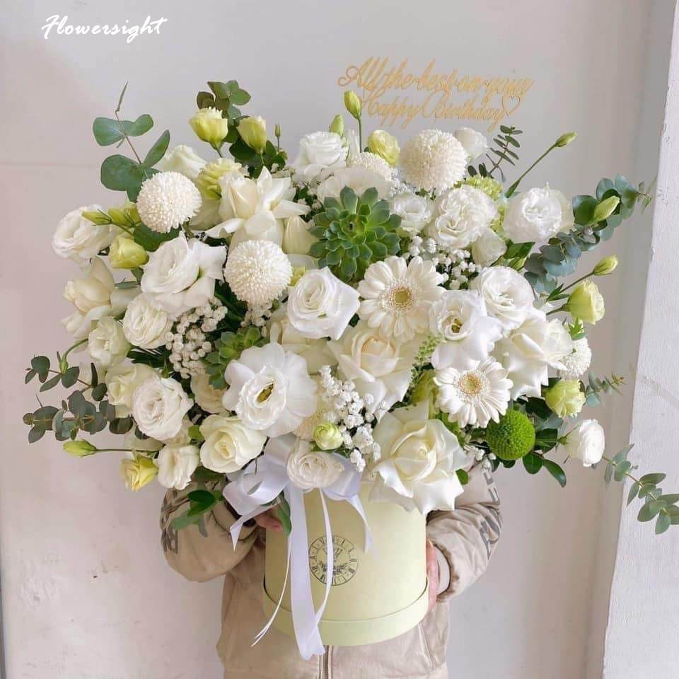 Lẵng hoa cát tường kết hợp cùng đồng tiền, cúc và hồng trắng