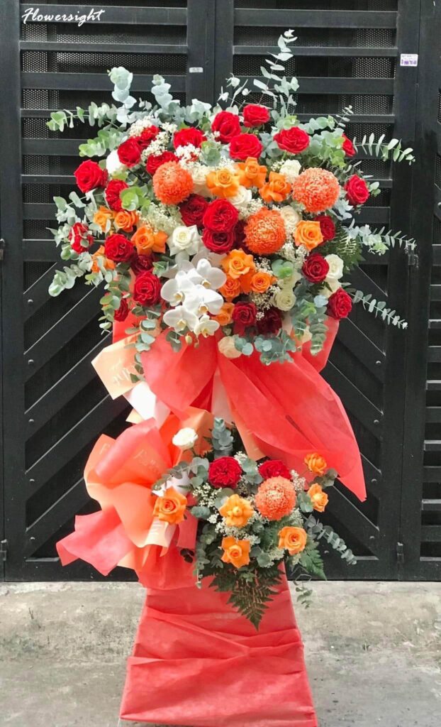 Vòng hoa với sắc màu đỏ rực sẽ gây thu hút trong buổi lễ thành lập công ty