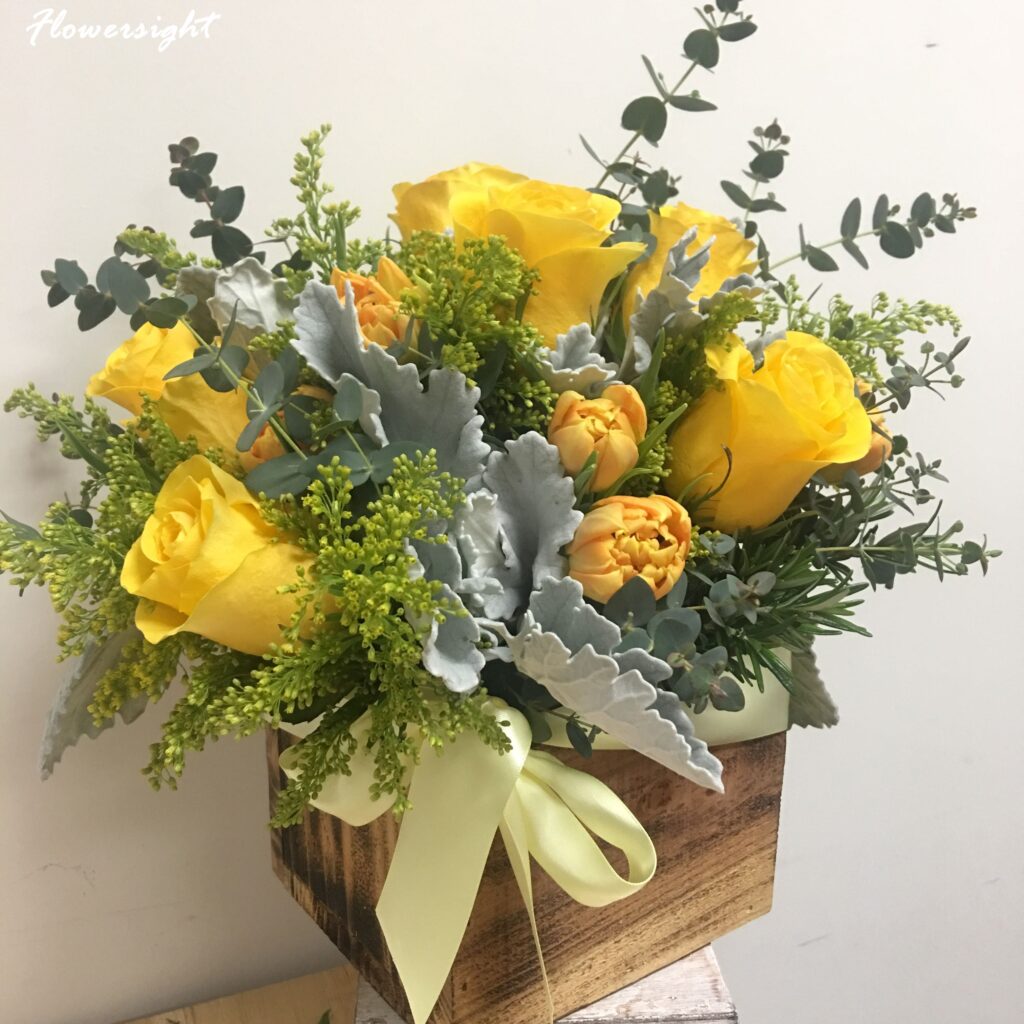 Cắm hoa hồng vàng trên bàn thờ gia tiên