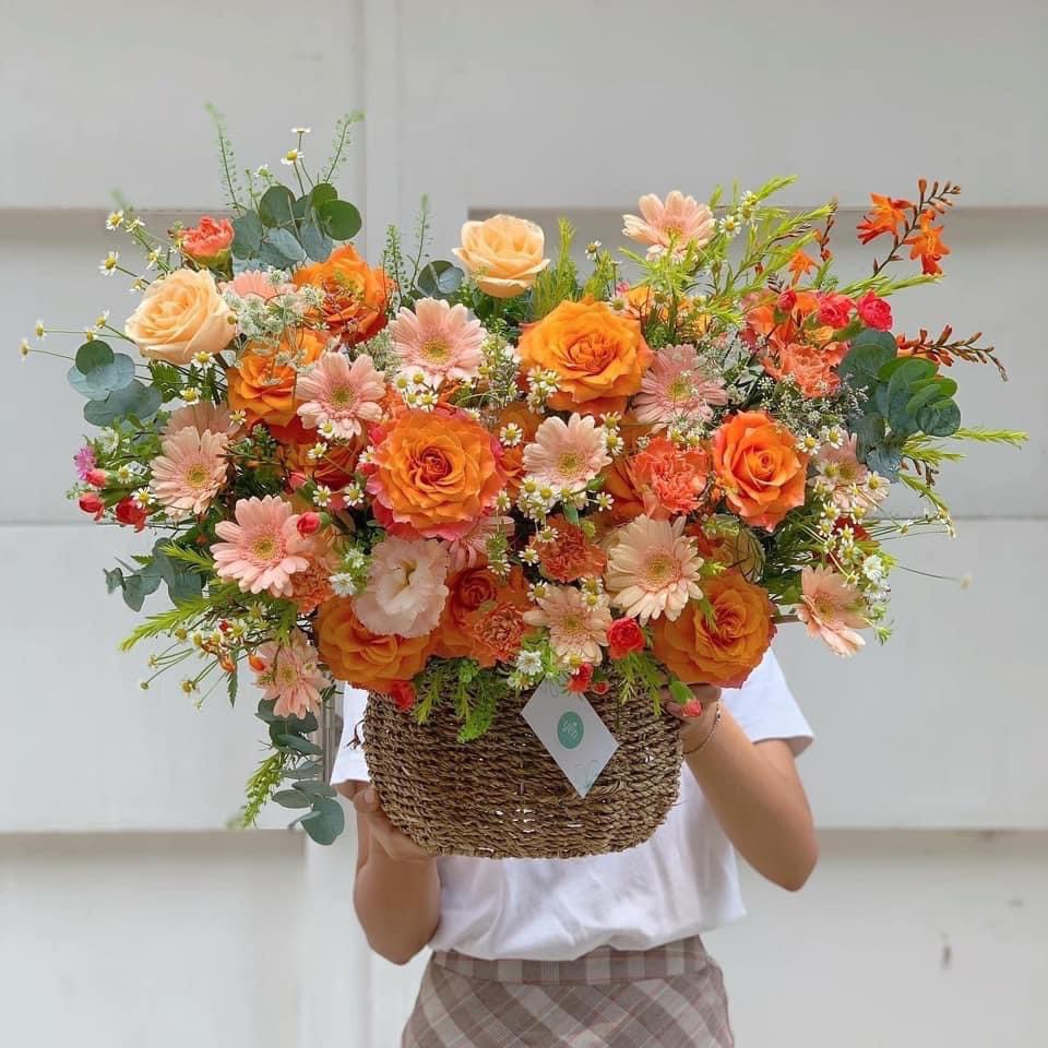 Giỏ hoa cam sáng bừng sức sống