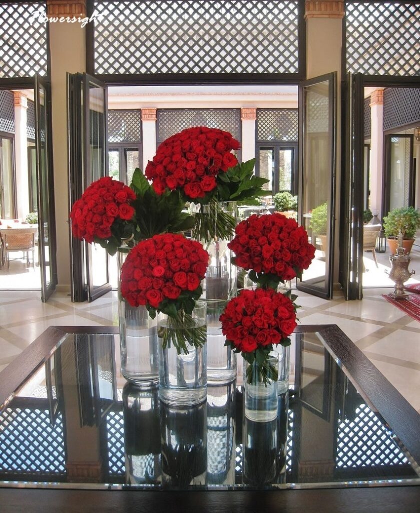 Bình hoa hồng để sảnh khách sạn