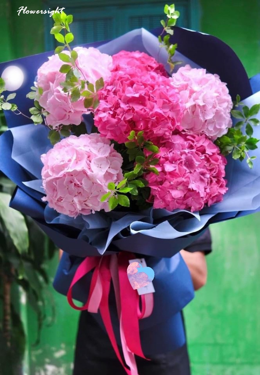 Bó hoa cẩm tú cầu màu đỏ cùng sắc trắng của hoa bi đầy ấn tượng và thu hút